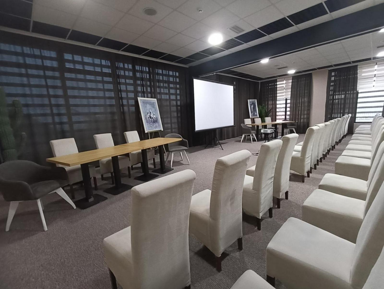 Garnet Hotel & Event Centar Ruma Exterior photo