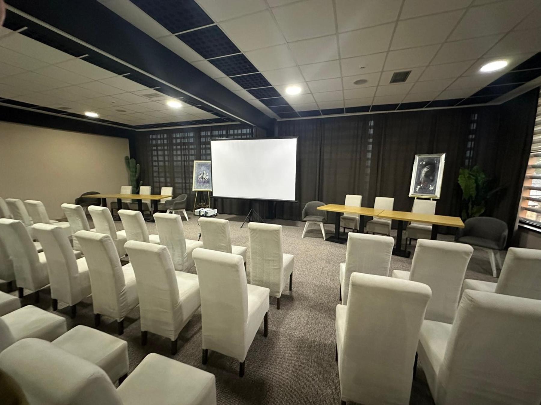 Garnet Hotel & Event Centar Ruma Exterior photo